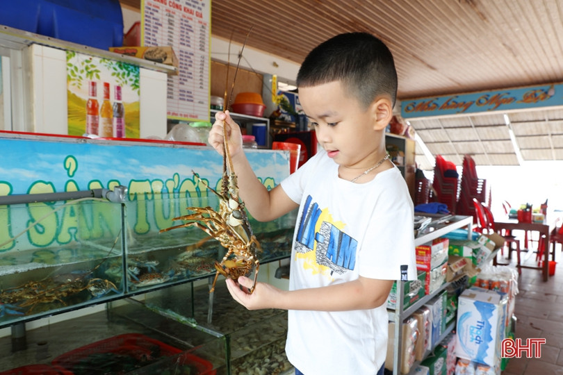 Nắng nhẹ, biển êm, Thiên Cầm đón du khách trước giờ khai hội