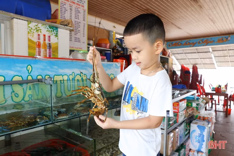 Nắng nhẹ, biển êm, Thiên Cầm đón du khách trước giờ khai hội