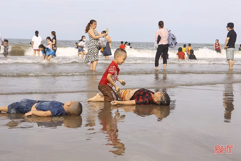 Các bãi biển Hà Tĩnh “kín người” ngày đầu kỳ nghỉ lễ