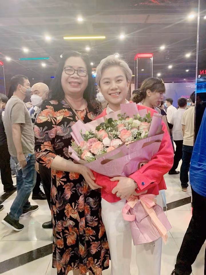 Xem phim “Bình minh đỏ”: “Đất nước mình nhiều điều giản dị”