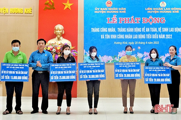 Hương Khê tôn vinh 15 công nhân, lao động tiêu biểu