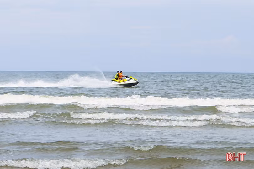 Các bãi biển Hà Tĩnh “kín người” ngày đầu kỳ nghỉ lễ