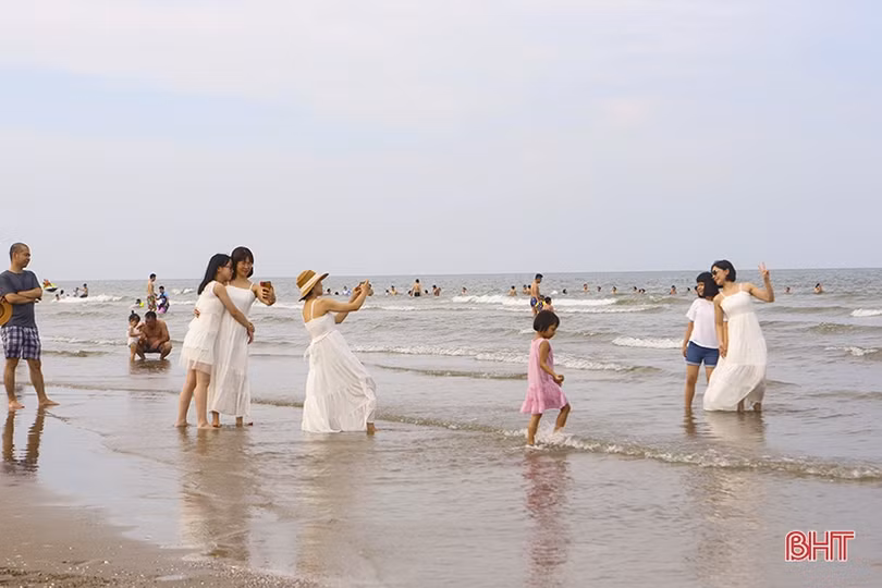 Các bãi biển Hà Tĩnh “kín người” ngày đầu kỳ nghỉ lễ