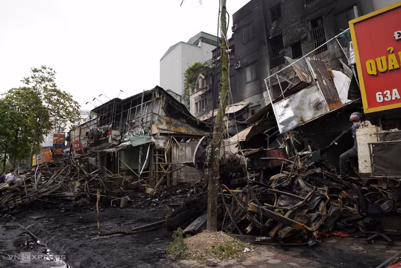 Cháy 10 cửa hàng ở Hà Nội