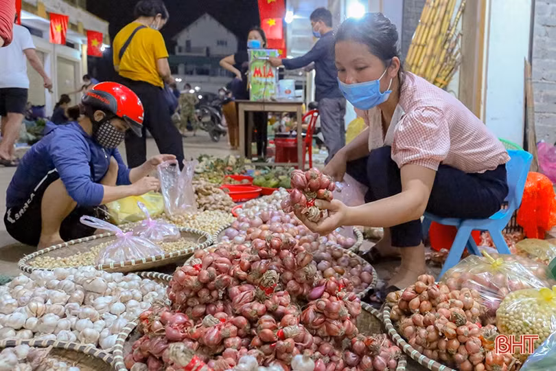 Chợ đêm nông sản Bình Hương nhộn nhịp, hút khách dịp nghỉ lễ