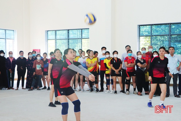 16 đội tranh tài Giải Bóng chuyền nữ huyện Vũ Quang
