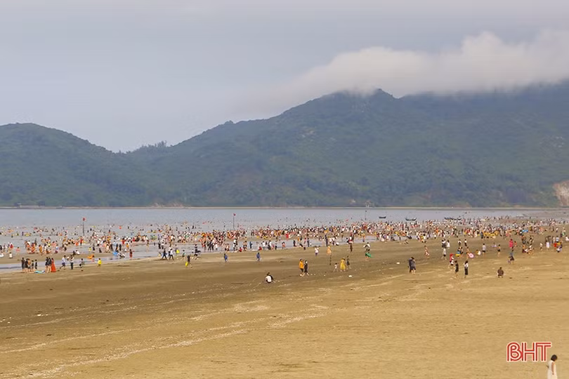 Các bãi biển Hà Tĩnh “kín người” ngày đầu kỳ nghỉ lễ