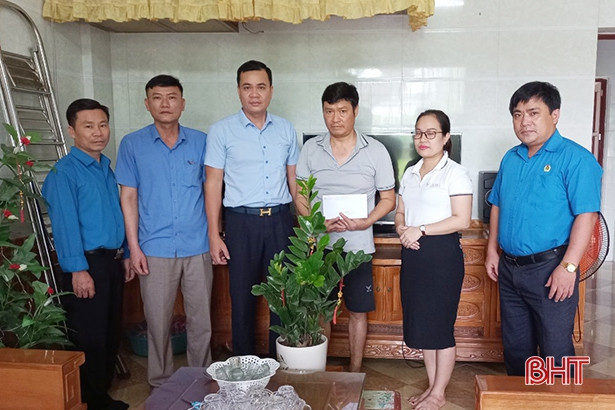 LĐLĐ thành phố Hà Tĩnh thăm hỏi, tặng quà cho công nhân, lao động