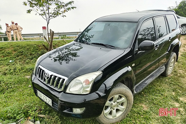 Hương Khê: Phát hiện CSGT đo nồng độ cồn, tài xế bỏ lại xe Land Cruiser Prado chạy trốn