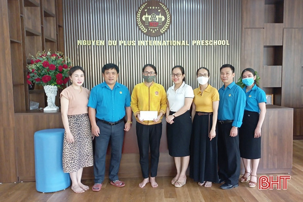 LĐLĐ thành phố Hà Tĩnh thăm hỏi, tặng quà cho công nhân, lao động