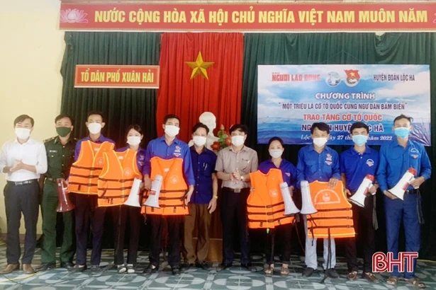 Trao 2.000 lá cờ Tổ quốc cho ngư dân Lộc Hà