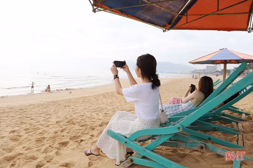 Nắng nhẹ, biển êm, Thiên Cầm đón du khách trước giờ khai hội