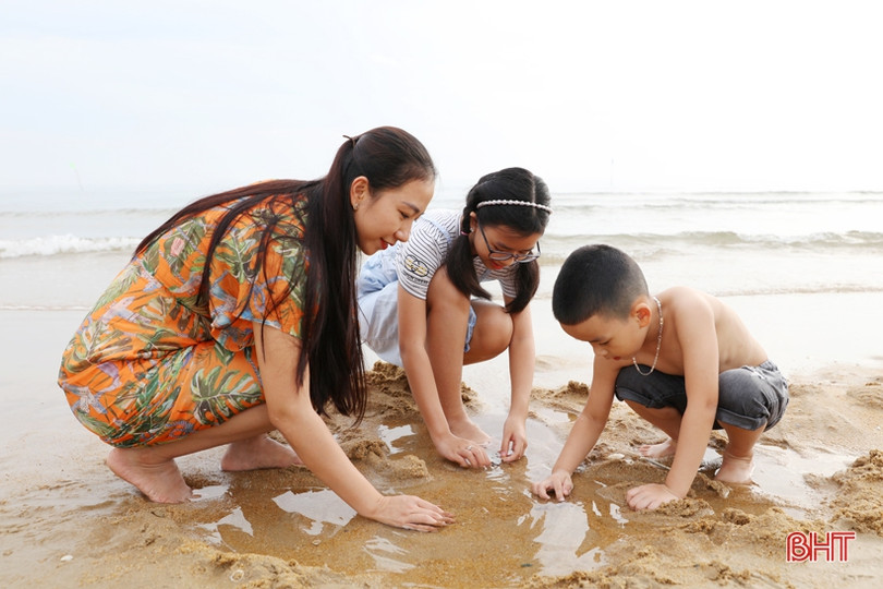 Nắng nhẹ, biển êm, Thiên Cầm đón du khách trước giờ khai hội