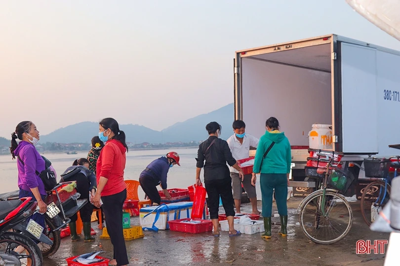 Ngư dân “vui như hội” mùa du lịch biển Hà Tĩnh