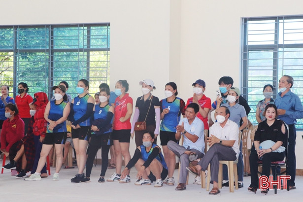 16 đội tranh tài Giải Bóng chuyền nữ huyện Vũ Quang