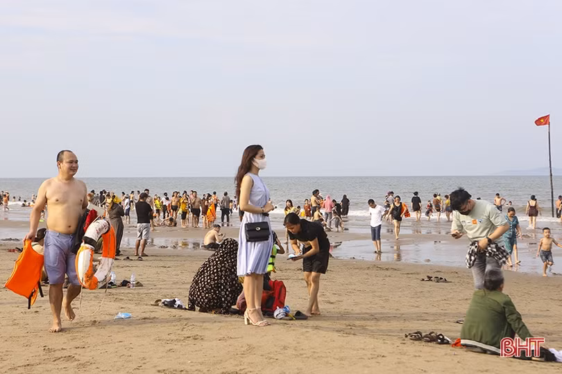 Các bãi biển Hà Tĩnh “kín người” ngày đầu kỳ nghỉ lễ