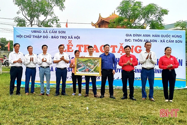 Trao 9 con bê giống trị giá 90 triệu đồng cho các gia đình khó khăn ở Cẩm Xuyên