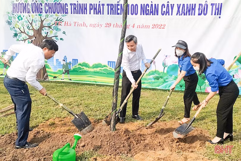 Trồng bổ sung 124 cây xanh trên tuyến đường Xô Viết Nghệ Tĩnh