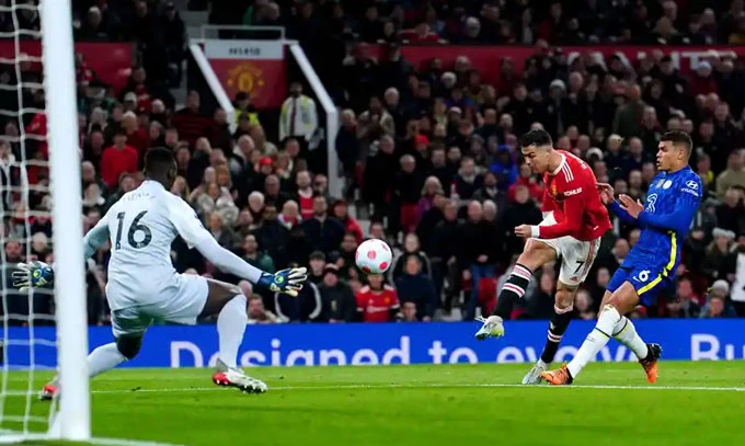 Ronaldo cứu “quỷ đỏ” thoát trận thua thứ 3 liên tiếp