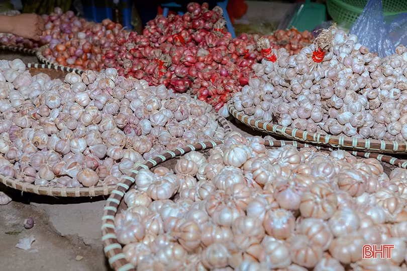 Chợ đêm nông sản Bình Hương nhộn nhịp, hút khách dịp nghỉ lễ