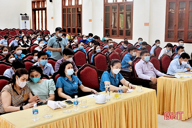 Hương Khê tôn vinh 15 công nhân, lao động tiêu biểu