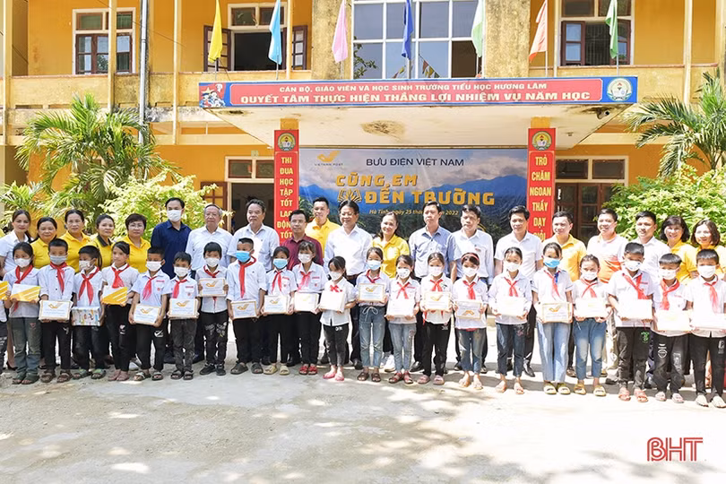 Bưu điện Việt Nam tiếp sức học sinh miền núi Hà Tĩnh đến trường