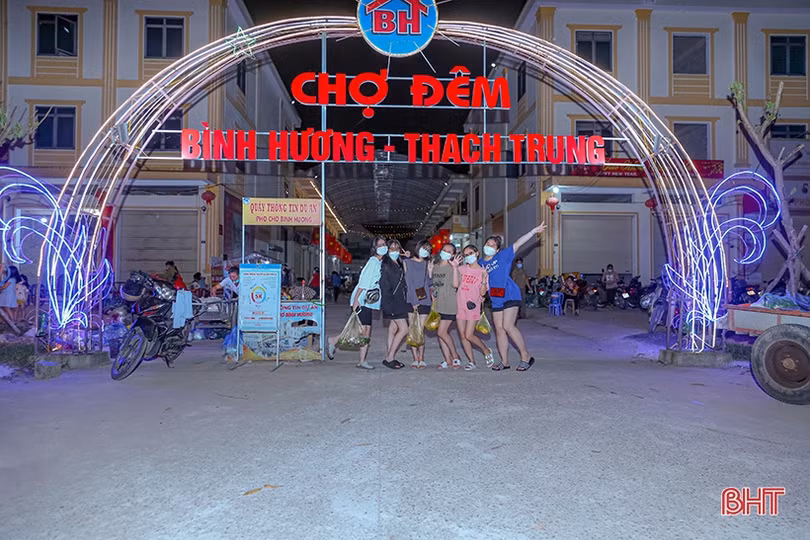 Chợ đêm nông sản Bình Hương nhộn nhịp, hút khách dịp nghỉ lễ