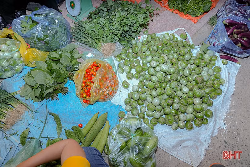 Chợ đêm nông sản Bình Hương nhộn nhịp, hút khách dịp nghỉ lễ