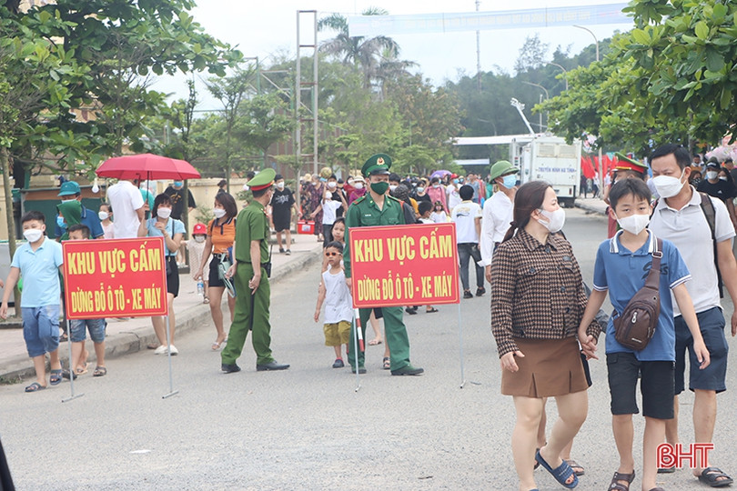 Du khách nườm nượp đổ về Thiên Cầm dự Lễ hội du lịch biển Hà Tĩnh