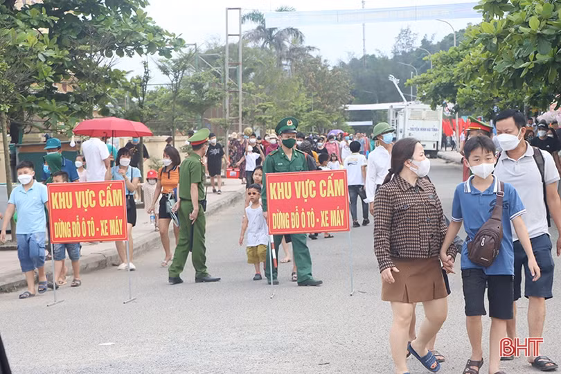 Du khách nườm nượp đổ về Thiên Cầm dự Lễ hội du lịch biển Hà Tĩnh