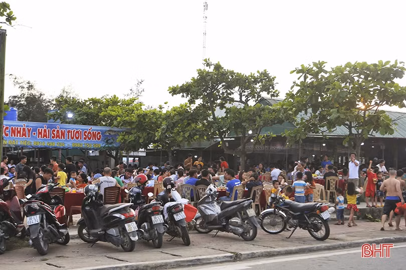 Các bãi biển Hà Tĩnh “kín người” ngày đầu kỳ nghỉ lễ