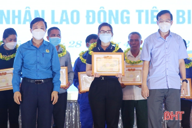 Can Lộc khen thưởng học sinh giỏi các cấp, năm học 2021- 2022 ảnh 10 Can Lộc khen thưởng học sinh giỏi các cấp, năm học 2021- 2022