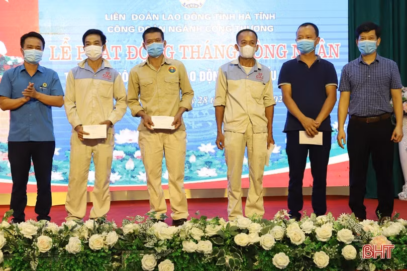 Các ngành, địa phương Hà Tĩnh tôn vinh doanh nghiệp, người lao động tiêu biểu