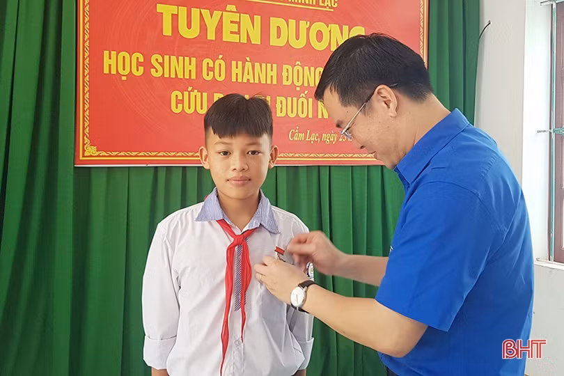 Trao huy hiệu “Tuổi trẻ dũng cảm” cho nam sinh dũng cảm cứu người đuối nước ở Hà Tĩnh