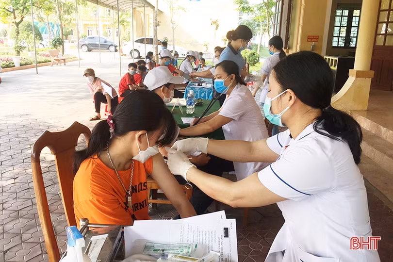 Các địa phương ở Hà Tĩnh tiêm phòng COVID-19 cho học sinh 11 tuổi
