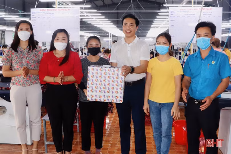 10 công nhân lao động tiêu biểu được huyện Vũ Quang khen thưởng