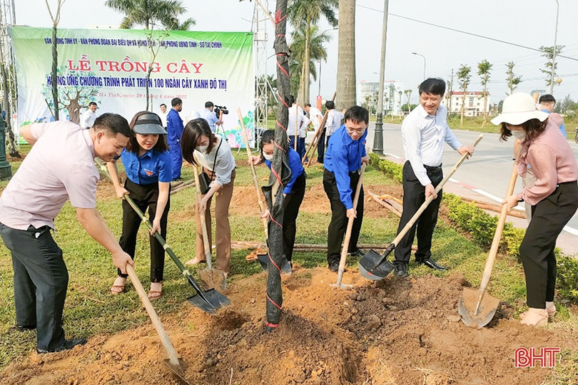 Trồng bổ sung 124 cây xanh trên tuyến đường Xô Viết Nghệ Tĩnh