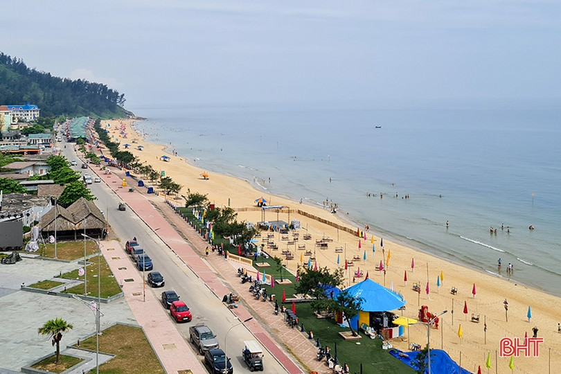 Nắng nhẹ, biển êm, Thiên Cầm đón du khách trước giờ khai hội