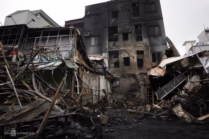 Cháy 10 cửa hàng ở Hà Nội