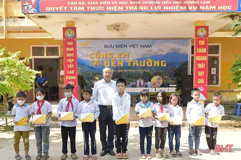 Bưu điện Việt Nam tiếp sức học sinh miền núi Hà Tĩnh đến trường