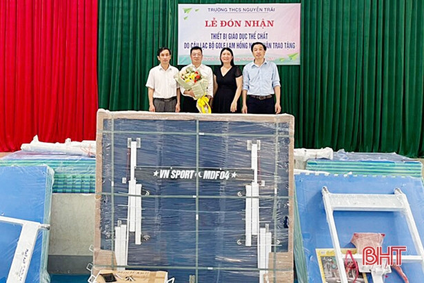 Trao tặng thiết bị, dụng cụ thể thao cho 4 trường học ở Nghi Xuân