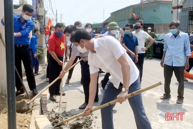 Trao 2.000 lá cờ Tổ quốc cho ngư dân Lộc Hà