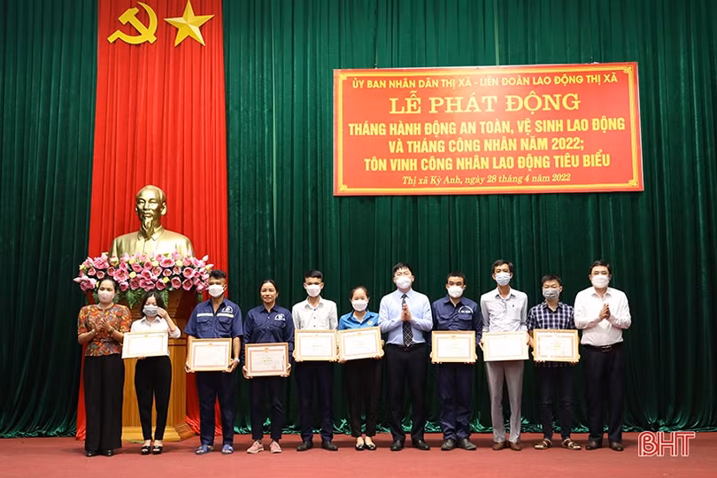 Các ngành, địa phương Hà Tĩnh tôn vinh doanh nghiệp, người lao động tiêu biểu