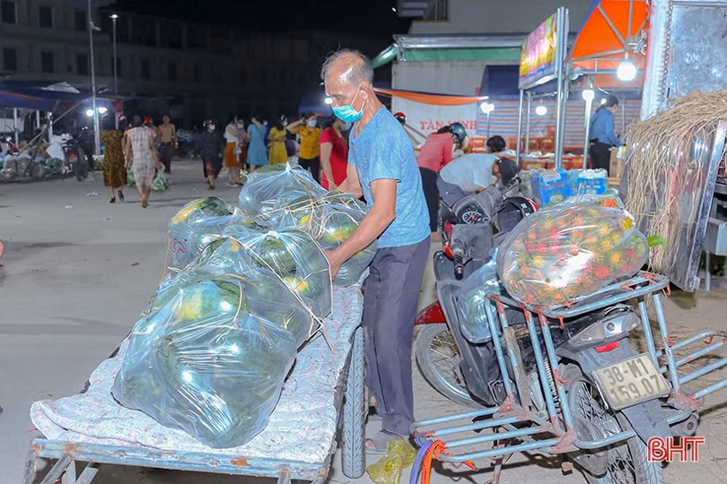Chợ đêm nông sản Bình Hương nhộn nhịp, hút khách dịp nghỉ lễ