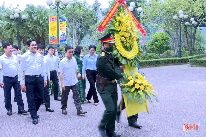 Lãnh đạo Hà Tĩnh dâng hương tưởng niệm 118 năm ngày sinh cố Tổng Bí thư Trần Phú