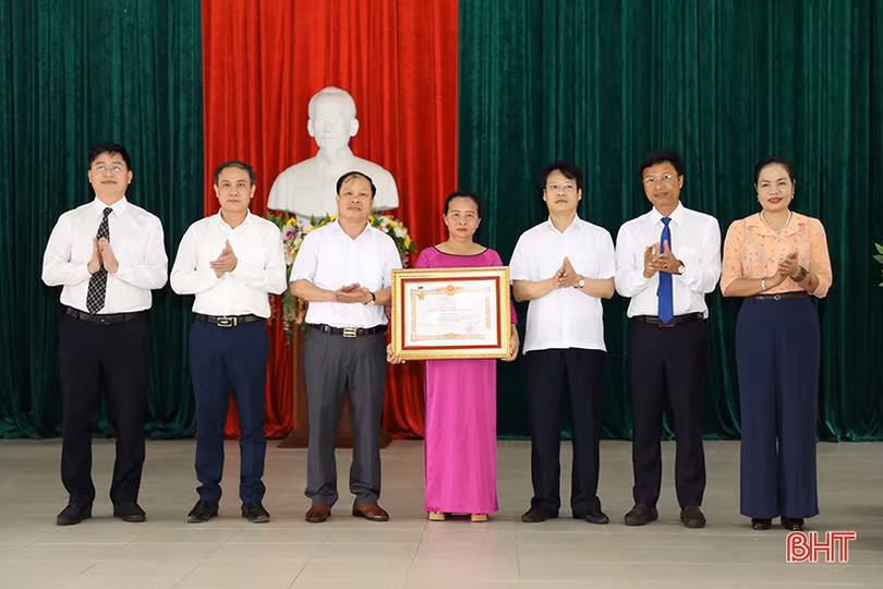 Truy tặng danh hiệu “Bà mẹ Việt Nam anh hùng” cho mẹ Nguyễn Thị Em