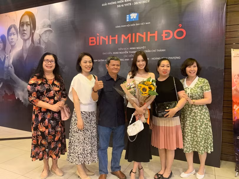 Xem phim “Bình minh đỏ”: “Đất nước mình nhiều điều giản dị”