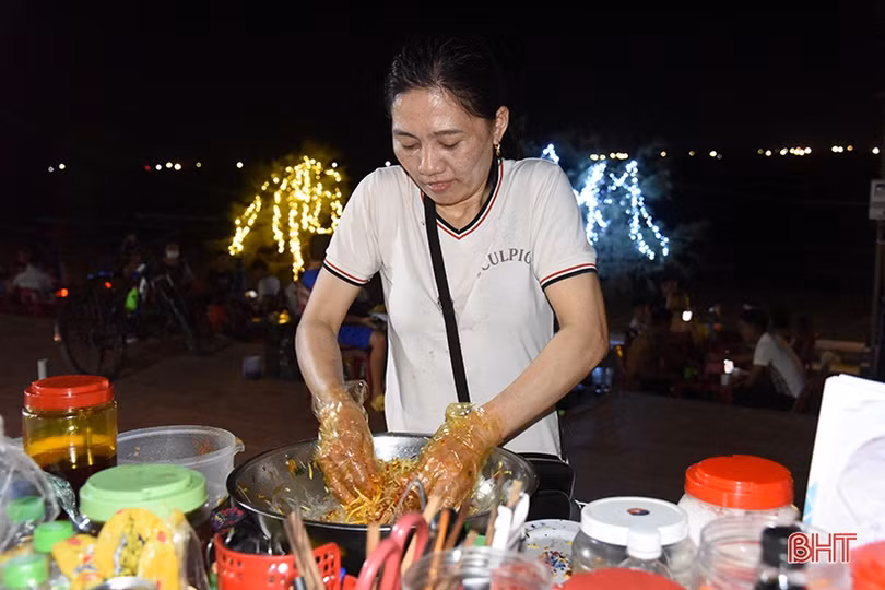 Trải nghiệm chợ đêm ở bãi biển Thiên Cầm