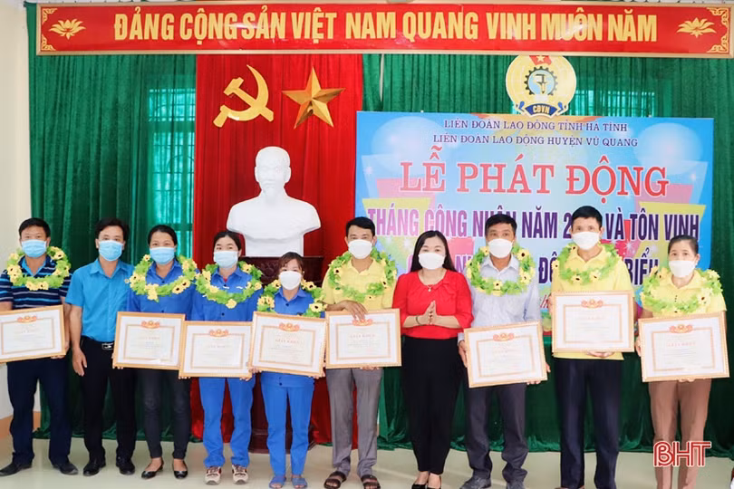 10 công nhân lao động tiêu biểu được huyện Vũ Quang khen thưởng