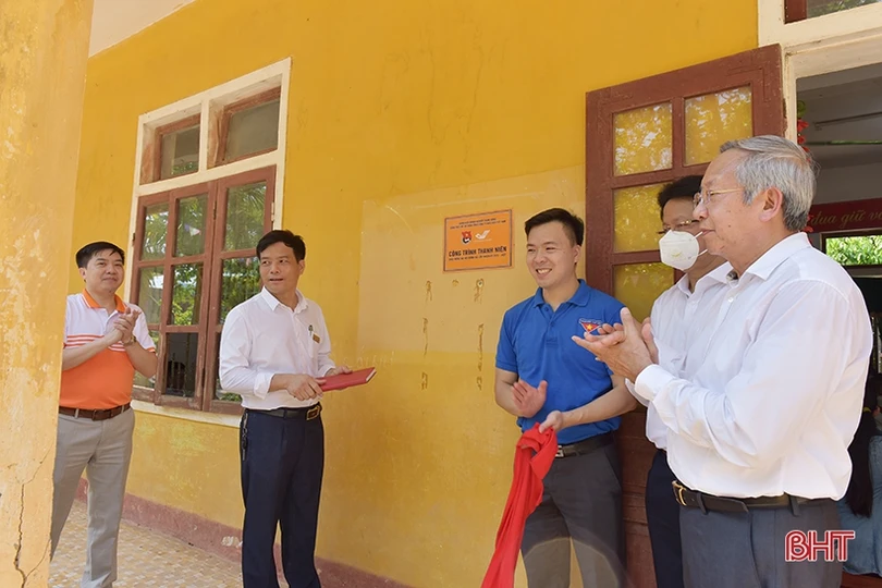 Bưu điện Việt Nam tiếp sức học sinh miền núi Hà Tĩnh đến trường